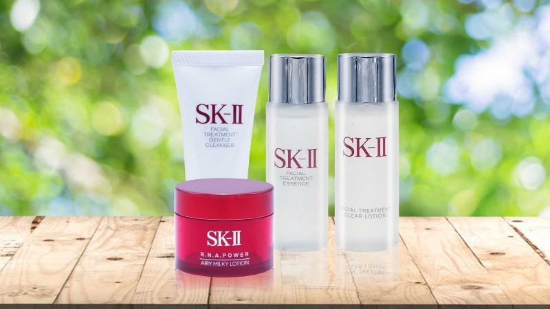 Bộ mỹ phẩm SK-II mini bao gồm 4 món: sữa rửa mặt, toner, nước thần và kem dưỡng